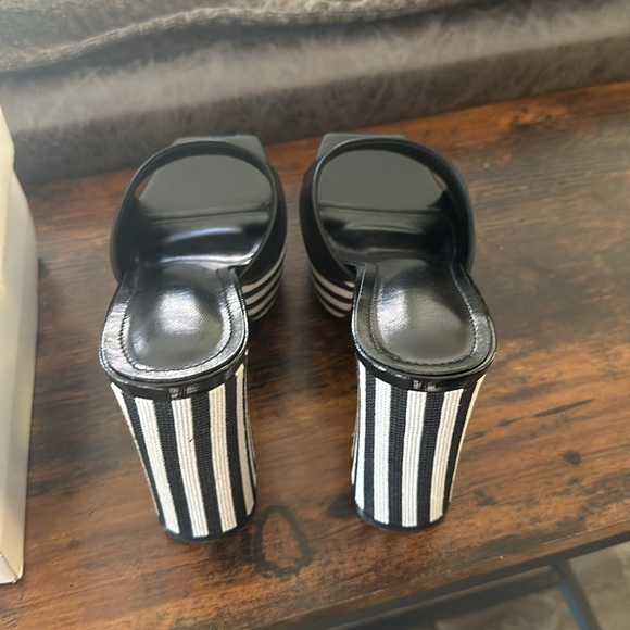 Brand New Platform Black and stripe Heels! 🖤 Size 7 never worn. So cute! - Picture 4 of 6